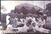 Papa [l] houdt hand vast van beste vriend. Oma op de achtergrond