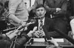 Minister_Van_Agt_tijdens_persconferentie_na_afloop_gijzeling