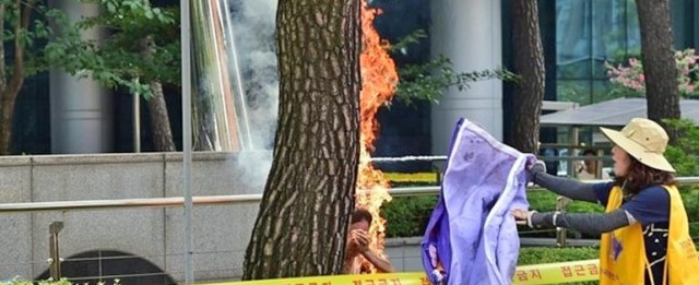 koreaman_setshimselfonfire