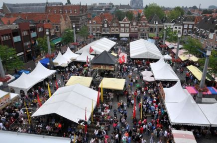 Dordrecht Pasar Malam eten sateh drinken markt 25-8-2013 Foto : Rinie Boon