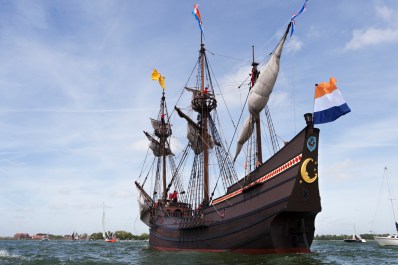 Nadat het fluitschip de Halve Maen jaren als opleidingschip gevaren heeft op de Hudson rivier in in de Verenigde Staten. Is het nu naar Nederland gehaald waar het in Hoorn ligt. 