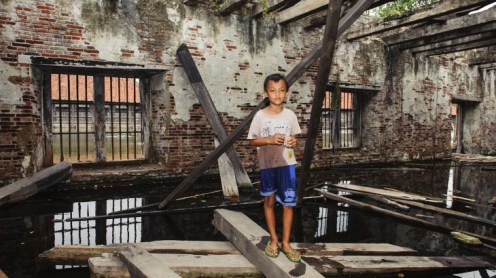 Herbestemming van koloniaal erfgoed in Jakarta en Semarang zet een sociale verschuiving in gang. Hoe beïnvloedt deze ontwikkeling het leven van huidige bewoners en de nieuwe gebruikers? Met ondersteuning vanuit het GCE matchingfonds volgde de fotograaf Isabelle Boon een aantal van deze bewoners.