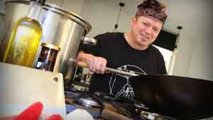 40d31-van-indo-rock-naar-indo-kok-de-twee-grote-passies-van-haaksbergenaar-daniel-mouthaan-foto-rtv-oost-1